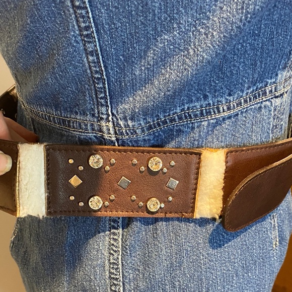Crisca Brown Leather Belt with Silver Buckle and rhinestone Sherpa detail medium - Picture 4 of 14